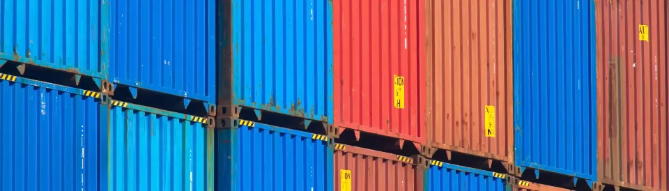 Contenedores de carga apilados en una terminal